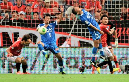 　後半、決勝ゴールを決める浦和・那須（左端）