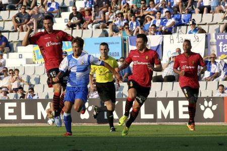 　サバデルの開幕戦勝利に貢献した田辺（左から２人目）