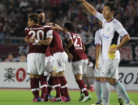 　前半、先制ゴールを決めイレブンに祝福される森岡（左から２人目）＝撮影・吉田敦史
