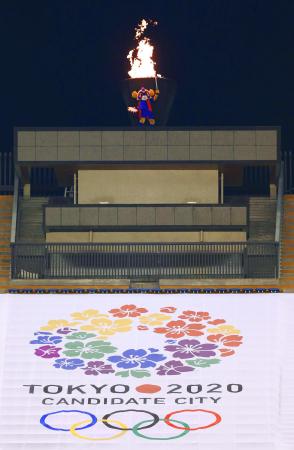 　２０２０年夏季五輪の東京招致成功を願い、Ｊリーグの試合前に点火された国立競技場の聖火台