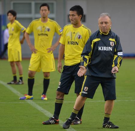 　練習を止め選手にアドバイスをするザッケローニ監督（右）。中央は今野