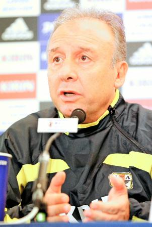 公式練習を終え、記者会見するザッケローニ監督