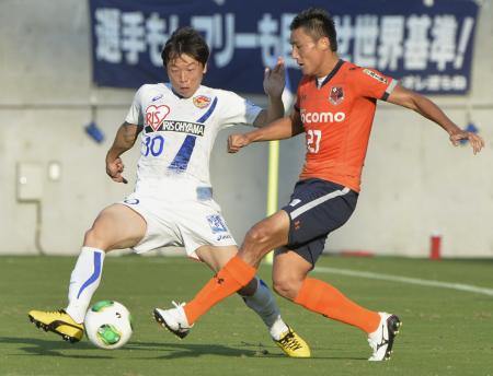 　前半、競り合う大宮・今井（右）と仙台・梁勇基