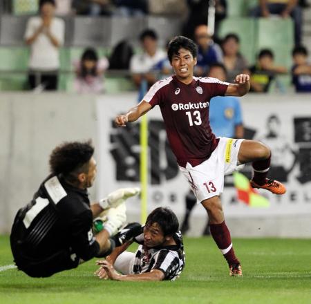 　前半、ゴールを狙う神戸・小川（右）＝撮影・峰大二郎