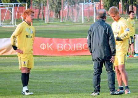 本田（右）に指示を与えるザッケローニ監督の言葉に耳を傾ける柿谷（左）
