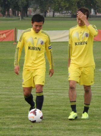 　練習の合間に香川（右）と話し込む長友