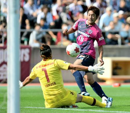 前半、ゴールを決めるＣ大阪・枝村。ＧＫ植草