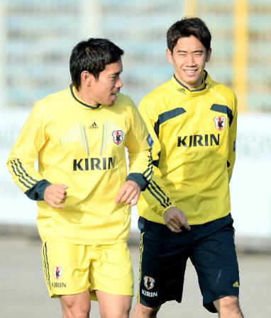 ベラルーシ戦に向けて調整する香川（右）と長友（共同）