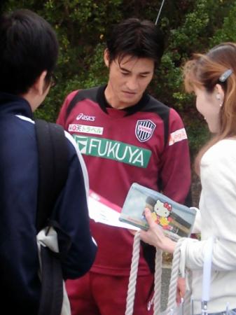 ファンにサインをする神戸・吉田
