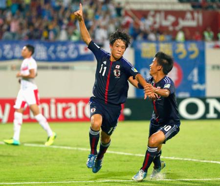 　試合終了間際、決勝ゴールを決めて喜ぶ渡辺（左）（ゲッティ＝共同）