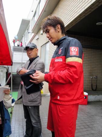 　渋い表情で自身のコンディションについて語る柏木