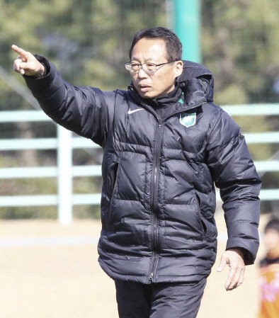 杭州緑城の監督を今季限りで退任する岡田武史氏