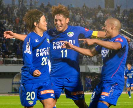 　前半４４分、ゴールを決めた大崎（左）に駆け寄る徳島イレブン