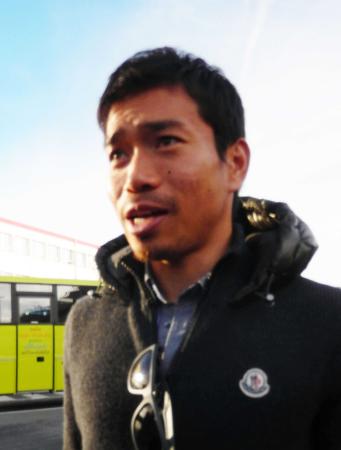 ブリュッセル国際空港でオランダ戦への意気込みを語る日本代表ＤＦ長友