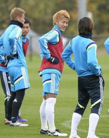 　練習で笑顔を見せる柿谷（右から２人目）ら＝ゲンク（共同）