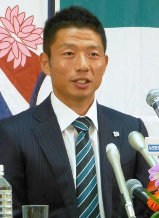 　引退の記者会見をする元日本代表でＪ２岐阜のＭＦ服部年宏＝１３日、岐阜市