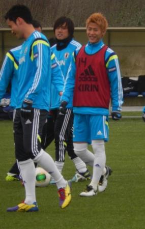 練習の合間に笑顔を見せるＦＷ柿谷（右）