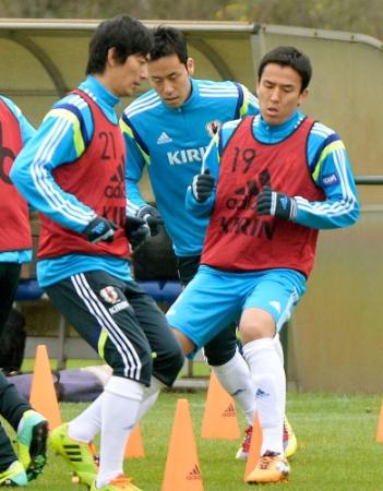 ゲンクでの初練習で調整する長谷部（右）ら（共同）