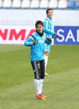 リラックスした表情で体を動かす香川