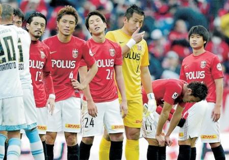 川崎に敗れ、肩を落とす原口（24）ら浦和イレブン