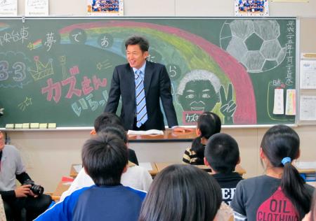 　いわき市立中央台東小の教室で小学生に語りかける横浜ＦＣ・三浦（撮影・広川継）