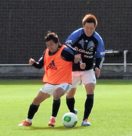 　ゲーム形式練習でキレのある動きを見せた横浜ＭのＦＷ斎藤（右）