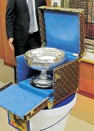 贈呈されたルイ・ヴィトン製の天皇杯ケース