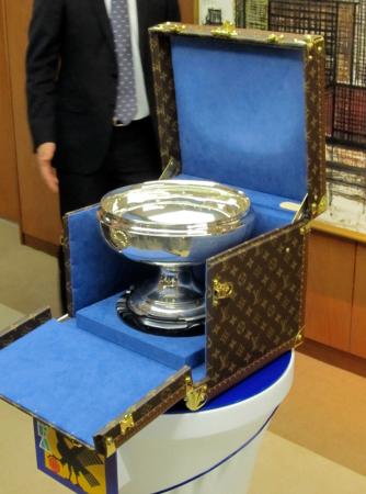 　贈呈されたルイ・ヴィトン製の天皇杯ケース