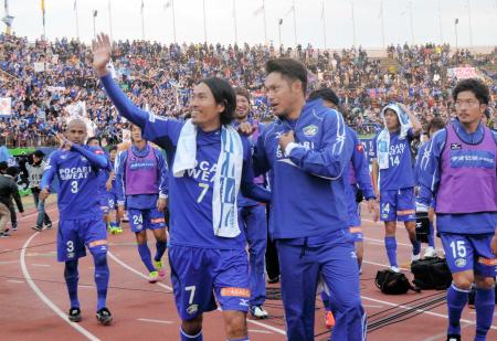 　試合後、歓声に応える津田（中央右）、柴崎（同左）ら徳島の選手ら
