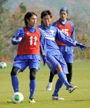 　昇格プレーオフ決勝に向けて練習するＭＦ柴崎（左）ら徳島の選手
