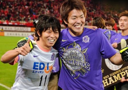 　満面の笑みで喜ぶ広島・佐藤（左）と西川