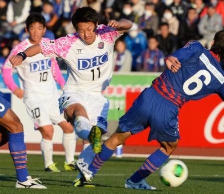 前半、シュートを放つ鳥栖・豊田