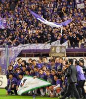 　連覇を果たし、サポーターと喜び合う広島イレブン（撮影・吉澤敬太）