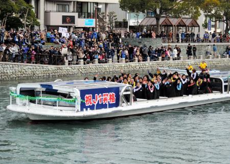 　Ｊ１昇格を決めた徳島イレブンは、徳島市内を流れる新町川で水上パレード