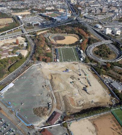 　Ｇ大阪の新スタジアム建設地。奥は万博記念競技場＝大阪府吹田市で共同通信社ヘリから