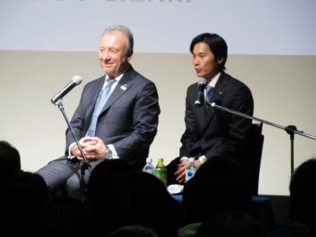 質問コーナーで笑顔を見せるザッケローニ監督。右は矢野通訳＝日本サッカーミュージアム