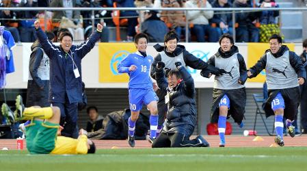 　試合終了の笛とともに、ガッツポーズで喜ぶ大塚監督（中央）と大塚翔主将（背番号１０）ら富山第一イレブン（撮影・吉澤敬太）後半、ＰＫで同点ゴールを決め、駆けだす