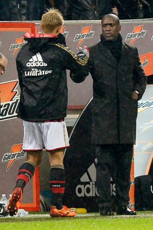 　ベローナ戦の後半、途中交代するＡＣミランの本田（左）と握手するセードルフ監督（共同）