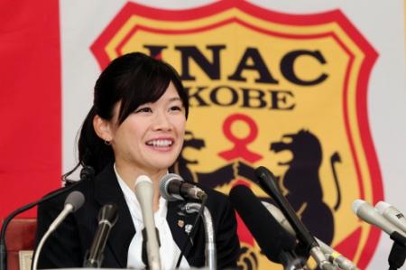 シアトル・レインへの移籍が決まり笑顔で会見するＩＮＡＣ神戸の川澄奈穂美＝神戸市東灘区向洋町中の神戸ベイシェラトンホテル＆タワーズ（撮影・吉田敦史）