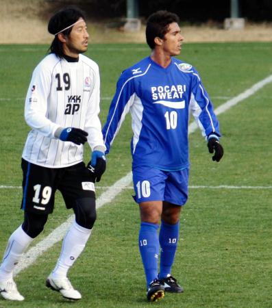 　来日初実戦で２ゴールを決めた徳島ＭＦクレイトン・ドミンゲス（右）＝提供・徳島ヴォルティス