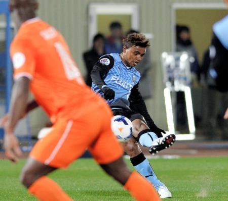 前半、川崎のレナトが直接ＦＫを決め、先制する（撮影・吉澤敬太）