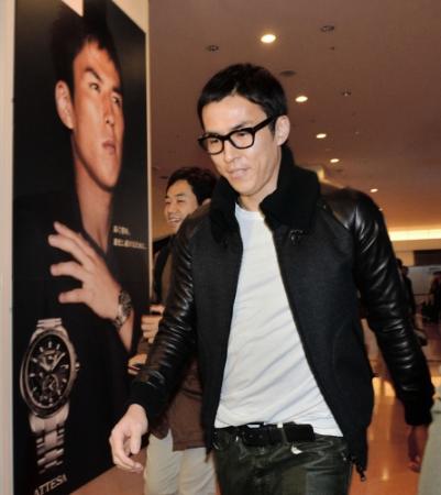 　帰国した長谷部＝羽田空港