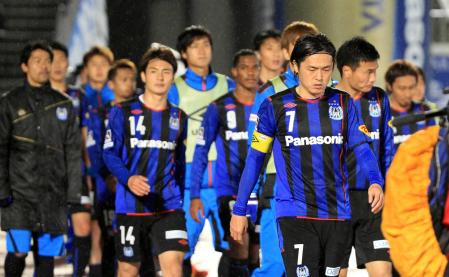 　浦和に敗れガックリの遠藤（右手前）らＧ大阪イレブン（撮影・横田信哉）