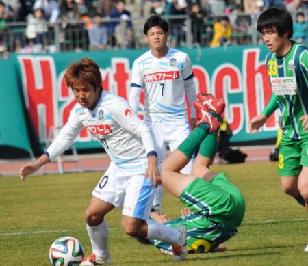 　２日の開幕・岐阜戦で奮闘する讃岐・高木（左）