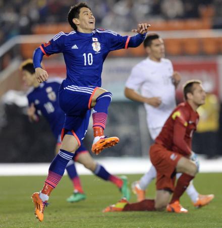 　前半、ＰＫでチーム２点目を決め、ジャンプして喜ぶ香川真司（撮影・吉澤敬太）