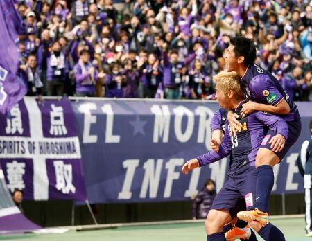 　試合終了間際、決勝のＦＫを決めサポーターの前で喜ぶ塩谷。右は水本