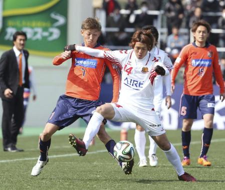 　サッカーＪ３の開幕戦で、競り合う長野・佐藤（左）と福島・益子＝９日、東京都北区の味の素フィールド西が丘