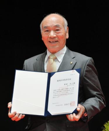 日体大の卒業式で特別卒業認定証を手にする本田大三郎氏＝東京都世田谷区深沢、日体大（撮影・佐々木彰尚）