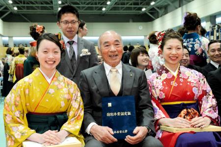 　日体大の特別卒業認定証を手にする本田大三郎氏（中央）。卒業式を迎えたロンドン五輪・シンクロナイズドスイミング日本代表の糸山真与（左）、箱山愛香（右）。箱根駅伝で活躍した服部翔大（後方左）