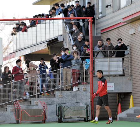 　サポーターの声援を受け練習に向かう槙野（撮影・会津智海）